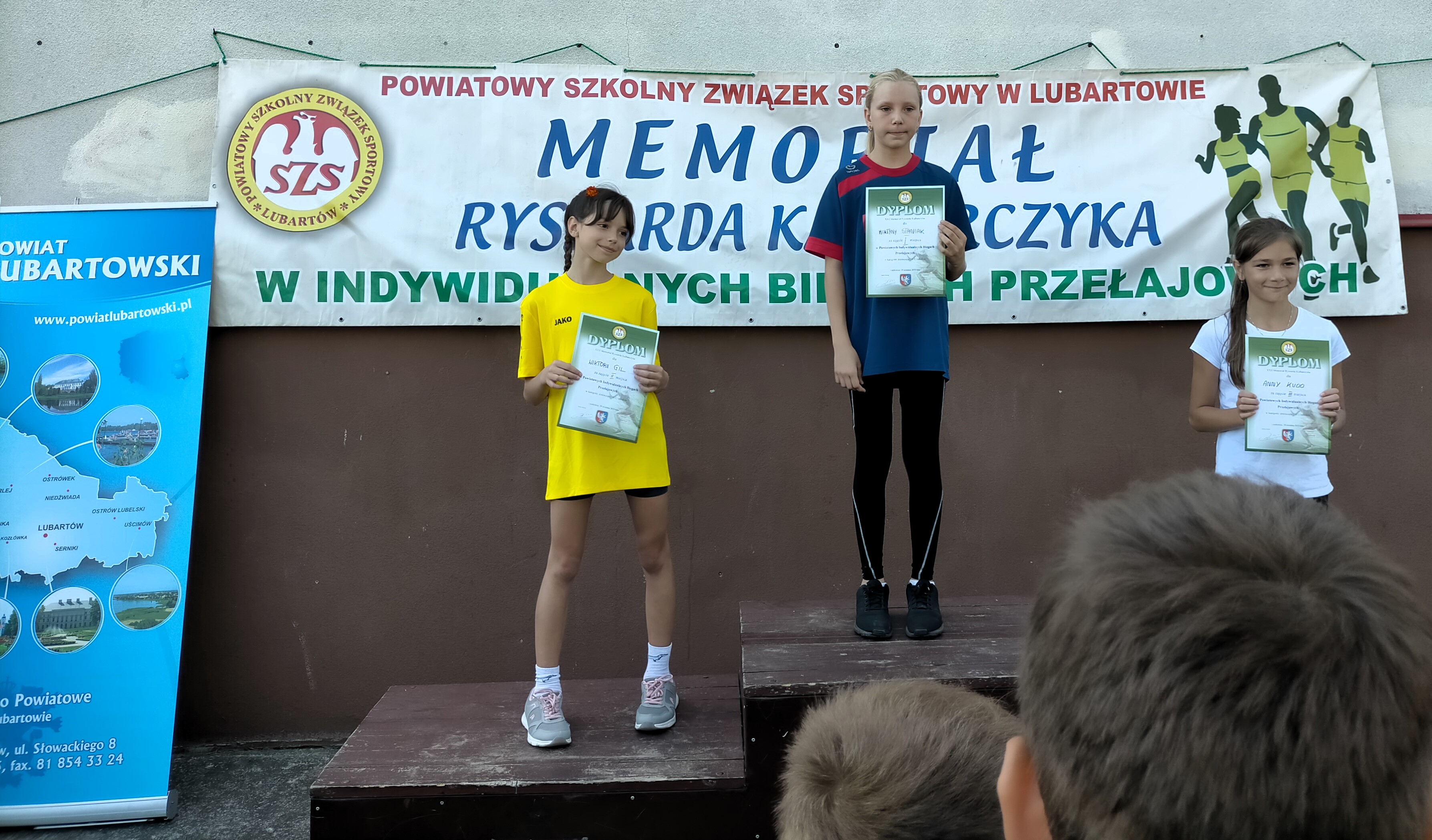 Zdjęcie przedstawia podium z zawodniczkami