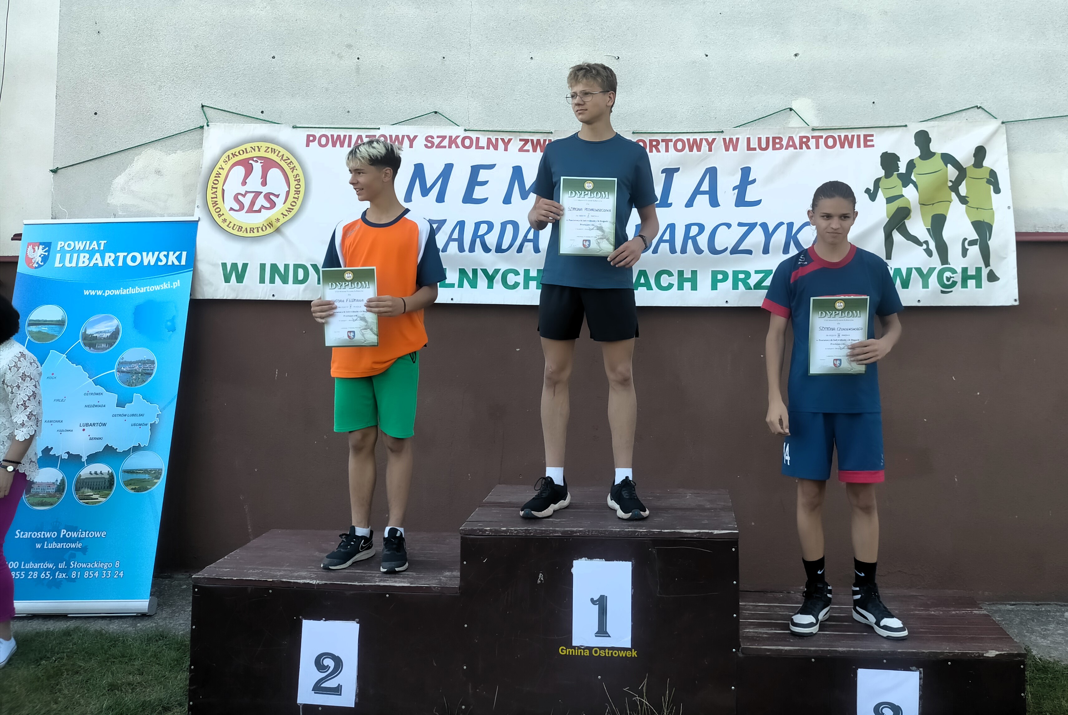 Zdjęcie przedstawia podium z zawodnikami